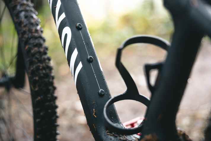 With two bottle cages and a wide-range drive, young bikers can also tackle longer tours on board the Canyon Lux World Cup CF Young Hero.