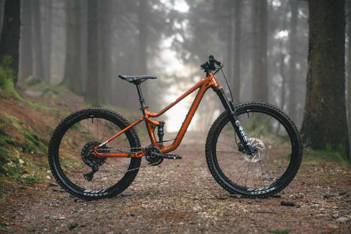 Nomen est omen: The Giant Faith Mini Mullet combines a 27.5-inch front wheel with a small 26-inch rear wheel.