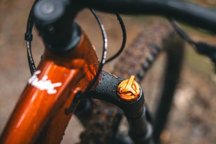 The Giant Crest suspension fork offers options for adjusting the compression and rebound damping. The manufacturer also provides realistic setup options.