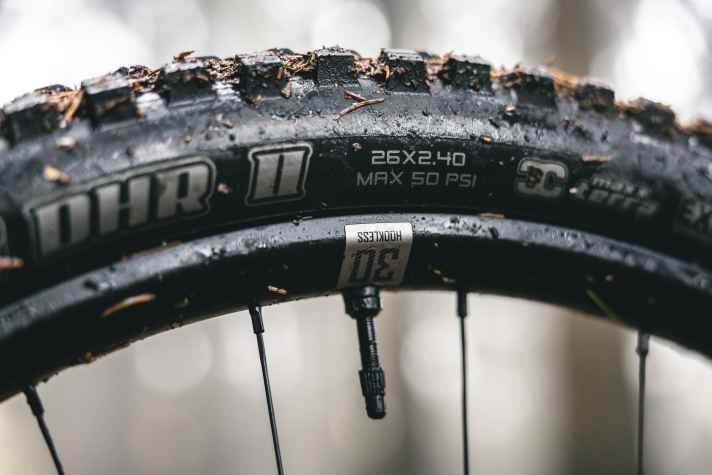 An den Laufrädern setzt das Giant Faith Mini Mullet auf 30 Millimeter Felgenbreite und einen Größenmix aus 26 und 27,5 Zoll.