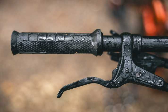 Child-friendly grips meet affordable but powerful Tektro disc brakes on the Giant Faith Mini Mullet.