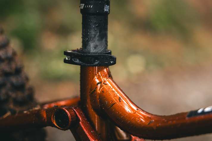 Always useful on children's bikes for spontaneous seat height adjustment: A classic saddle quick-release.