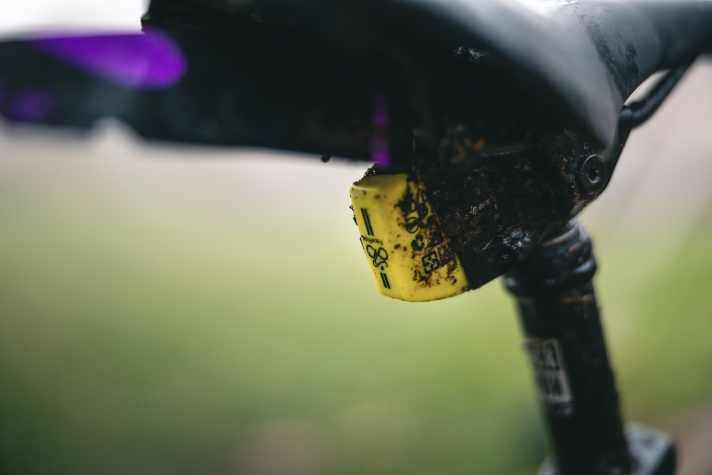 The wireless dropper post on the Kids MTB draws its energy from a yellow retrofit battery.