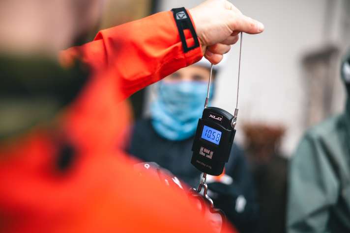 At under 10.6 kilos, the high-end race fully is light enough even for thirteen-year-old Hugo.