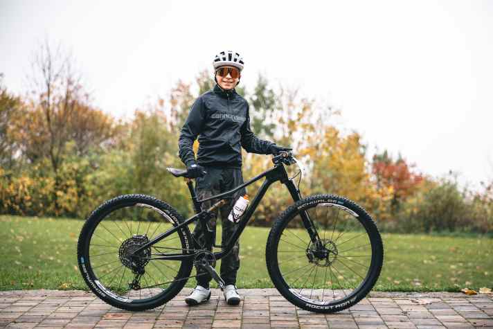 Hugo Fumic rides Cannondale, of course. The Scalpel Carbon in frame size M fits the thirteen-year-old well.
