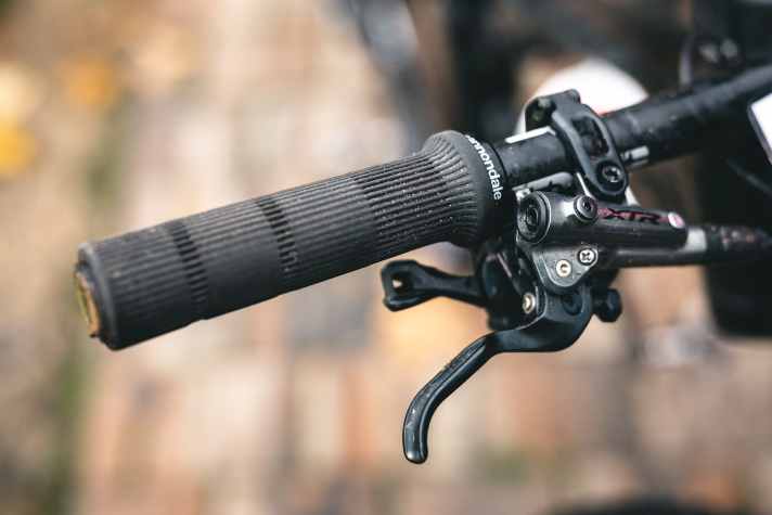 Grippy Cannondale grips give the young racer support in demanding sections.