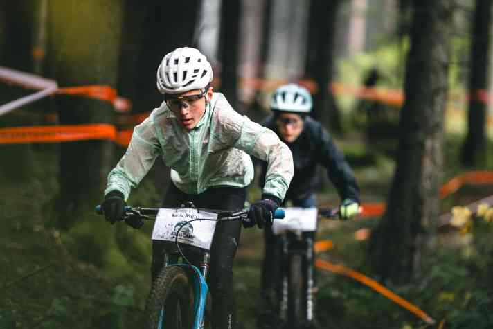 Felix on his VPace Matz Carbon C 29 children's hardtail at the fun race of the BIKE Cross Country Youth Camp.