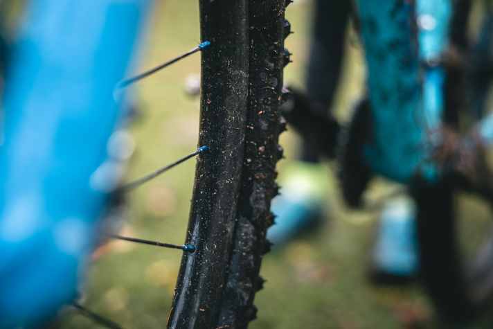 The customised wheelset of the children's MTB consists of carbon rims and visually coordinated nipples.