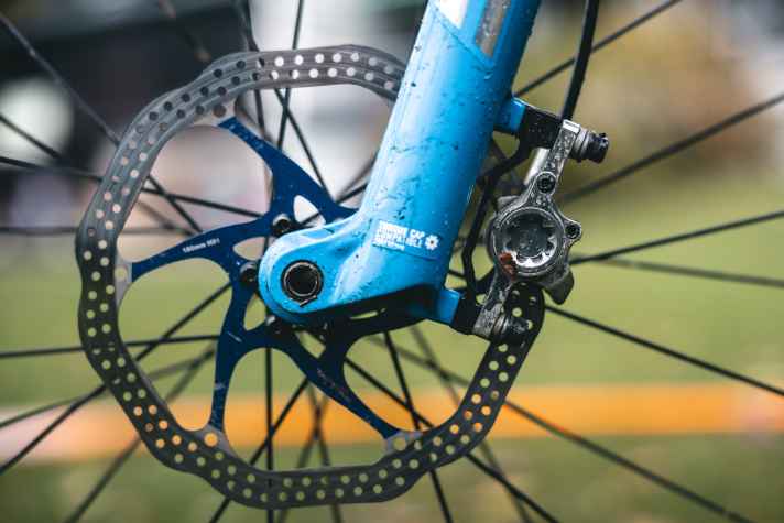 Natürlich wurden an diesem Custom-Traum in Blau auch die Bremsscheiben in der passenden Farbe montiert.