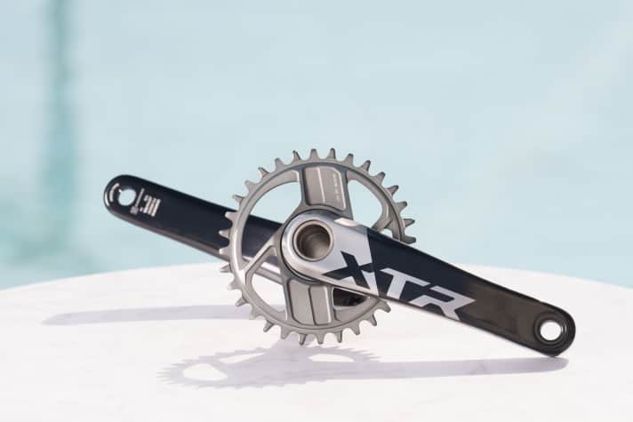 Besonders aufwändig gefertigte Kettenblätter treiben den Preis der neuen Shimano XTR in die Höhe.