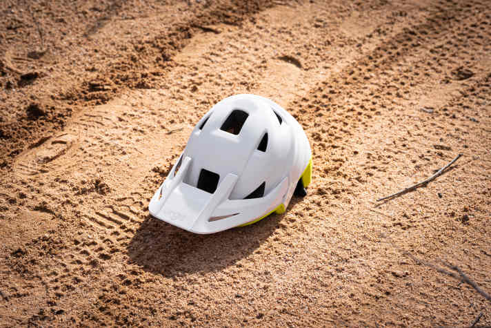 Particularly large ventilation openings and channels are designed to maximise airflow