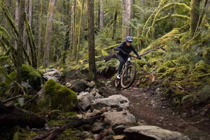 Embolden in Action. Das günstige Trailbike für Frauen.