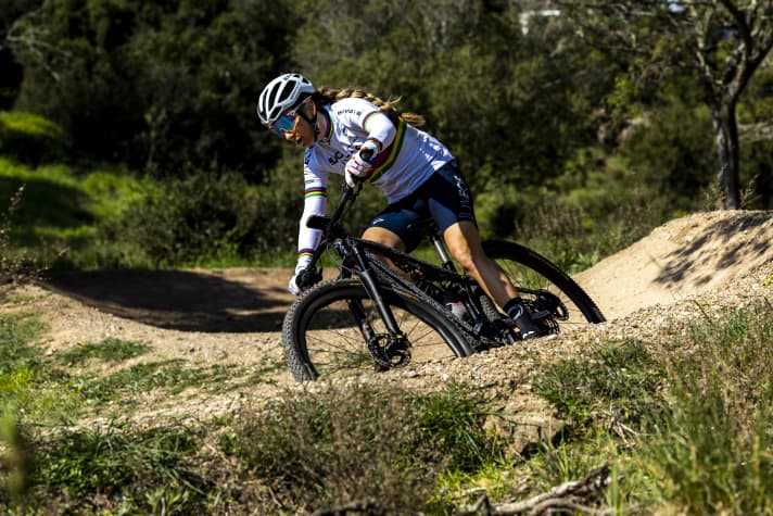 Pauline Ferrand-Prevot pusht durch die Kurven mit ihrem Pinarello Dogma XC - damals noch in Erlkönig-Optik.