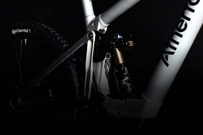 The surprisingly slim down tube is said to conceal a large battery with a range of 1600 to 2000 metres in altitude. Removal is possible, but not designed for quick changes.