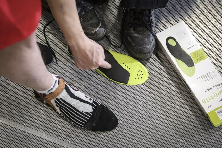 Not only Albert's bike, but also his equipment is customised during the fitting. In contrast to the original parts, ergonomically optimised insoles provide better support for the footbed. The result: more stable power transmission to the pedals and less discomfort in the musculoskeletal system. Both are essential for climbing 3000 metres in altitude.