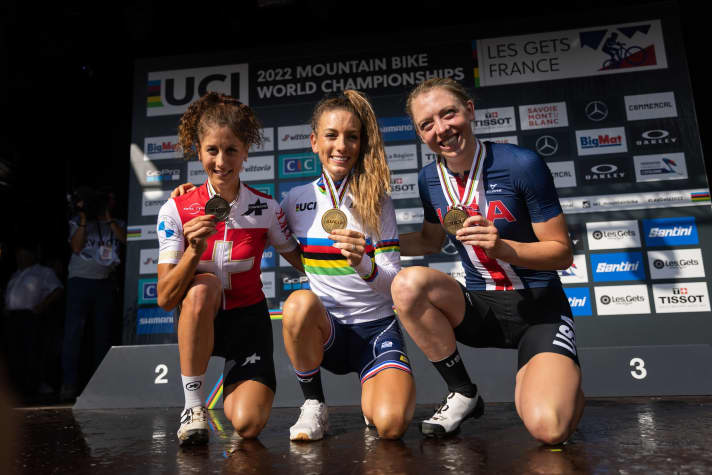 MTB-WM in Les Gets 2022: Pauline Ferrand-Prévot mit Gold (Mitte), Jolanda Neff holte Silber (links) und Haley Batten mit der Bronze-Medaille.