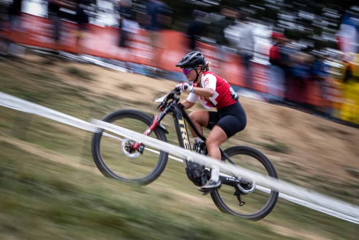 Nicole Göldi is currently unbeatable in E-MTB Cross Country. The young Swiss rider pulled away early on and could no longer be caught.