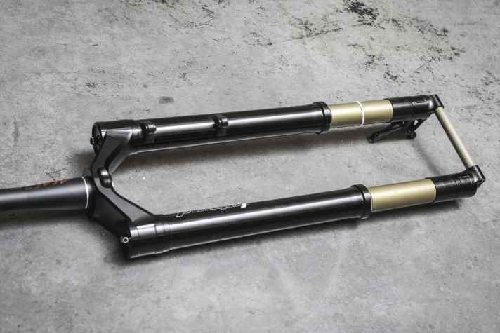 Looks like the usual Intend Samurai suspension fork, but is longer and optimised for 32-inch front wheels.