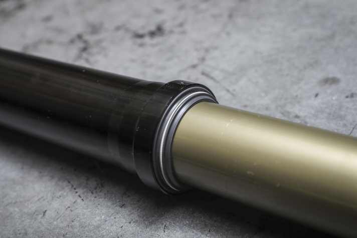 Thanks to the upside-down design, the Intend Samurai XC 32 promises advantages such as permanent lubrication of the bushings.