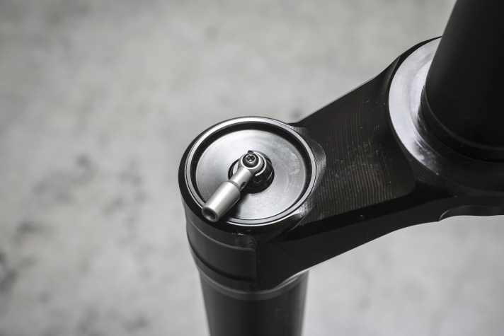 The Intend Energizer cartridge offers three lockout levels, which can be activated via a lever on the fork crown.