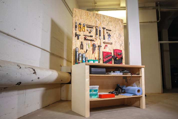 Schrauber-Traum selbstgemacht. Wir haben die <a href="https://www.bike-magazin.de/werkstatt/werkzeug/werkbank-selbst-bauen-so-geht-s/"  rel="noopener noreferrer">Anleitung </a>dazu.