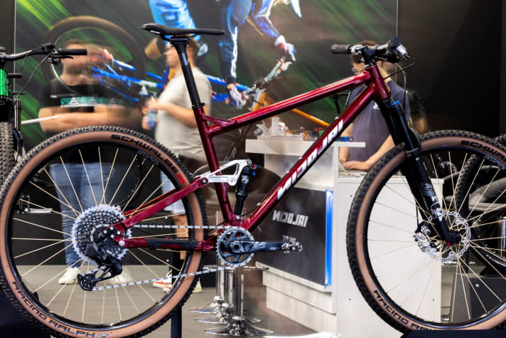 War schon ein Down-Country-Bike bevor es den Begriff überhaupt gab: das Nicolai Saturn 11. Hier die 2023er-Version auf der Eurobike.