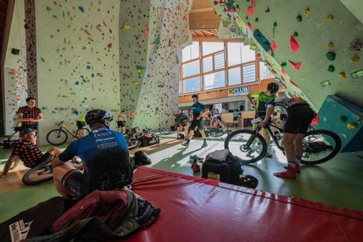 Das Bettenlager des Maxxis BIKE Transalp Camps wurde täglich in einer anderen Halle aufgeschlagen. Hier konnte vor dem Schlafen gehen noch geklettert werden.