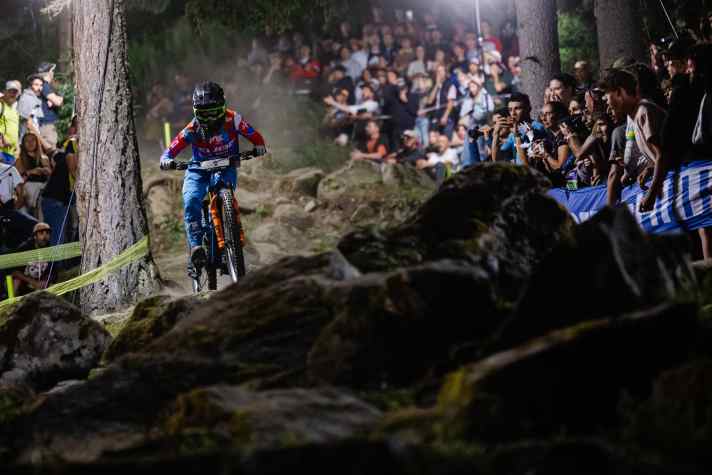 Simona Kuchyňková (Cube Action Team) crashed in the final nightfall run - but still crossed the finish line as the overall winner of the race.