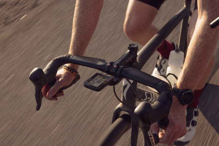 The new Elemnt Roam bike computer inherits the two LED strips at the top and left from the previous model.