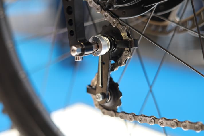 On frames without movable or horizontal dropouts or an off-centre bottom bracket, a chain tensioner keeps the drive under tension.