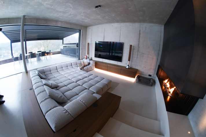 Dunkel, eng und voller Nippes? F#*ck that – Flossmann hat sein neues Haus selbst entworfen. Anscheinend hat er zuvor Bond-Filme geguckt.