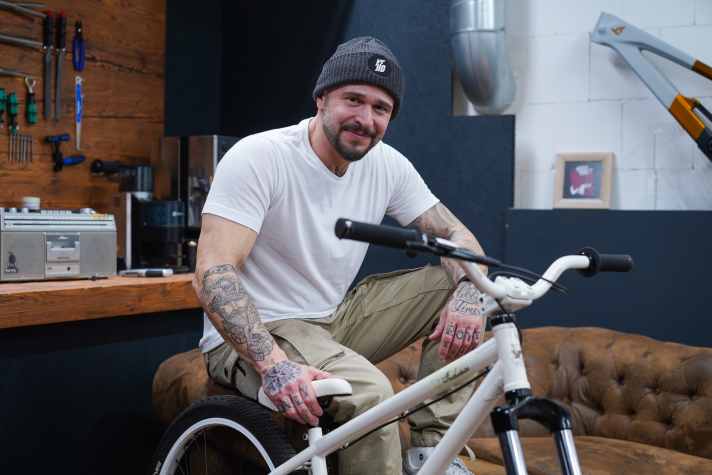 Company founder Markus Flossmann with YT's first big success. The "Dirt Love", winner of the 2008 Freeride test.