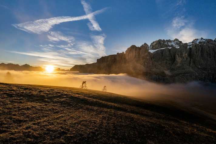 The very, very best moment in the Dolomites: When the evening sun colours the pale mountains red.