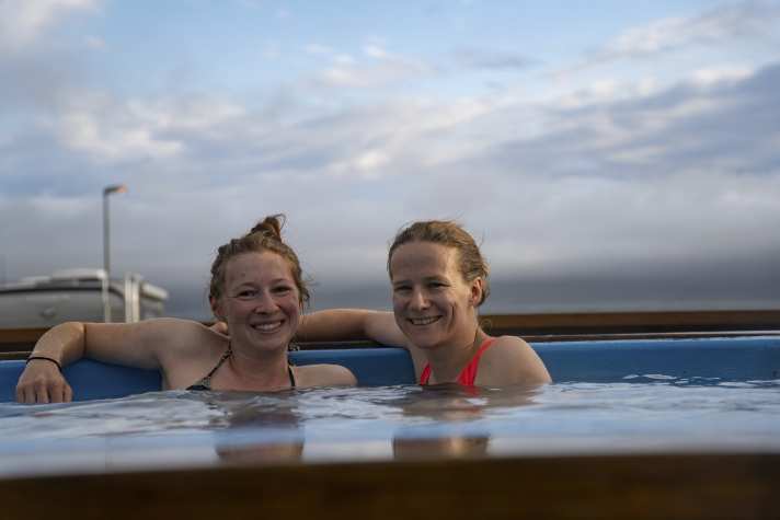In einem heißen Outdoor-Pool lässt sich herrlich entspannen und wieder zu Kräften kommen.