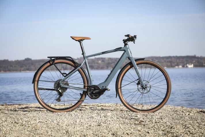 Das <a href="https://www.awin1.com/cread.php?awinmid=31189&awinaffid=471469&clickref=B+Centurion+Speeddrive+R+800+D+EQ&ued=https%3A%2F%2Fbike-angebot.de%2Fcenturion-speeddrive-r800-d-eq-uniblau-2025-28-400-wh-diamant%2Fba-0047731-003" target="_blank" rel="noopener noreferrer nofollow">Centurion Speeddrive R 800 D EQ</a>* scheint wie gemacht für Pendler. Der Selbstversuch soll zeigen, ob Light-E-Bikes auch Sportler entspannter nach Hause bringen.