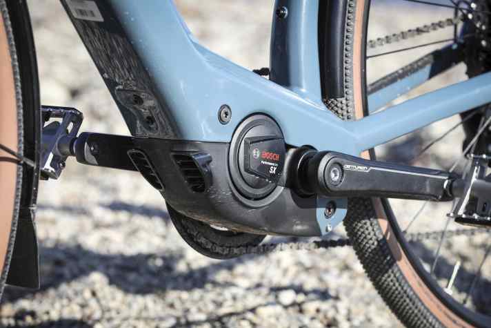 Arbeitslos: In der Ebene nimmt unser fitter Redakteur dem Bosch Performance Line SX E-Bike Motor den Job weg. Schuld ist die 25km/h-Grenze.