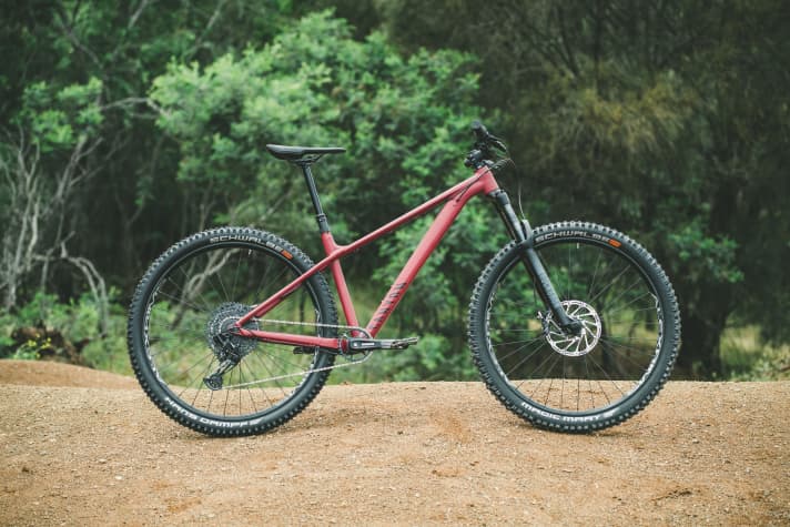 The Canyon Stoic 3 is red and has a Vario seatpost compared to the cheaper Stoic 2.