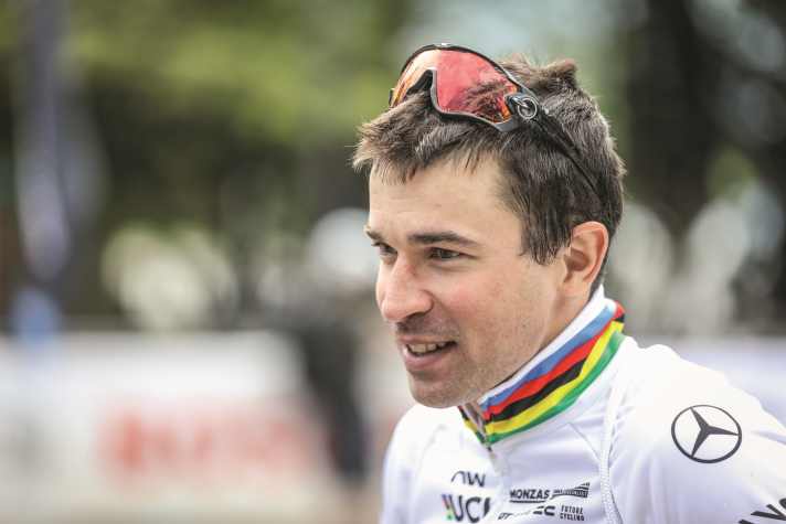 Andreas Seewald trägt die Marathon-Weltmeister-Streifen auf dem Trikot. Den Titel errang der Deutsche 2021 auf Elba.