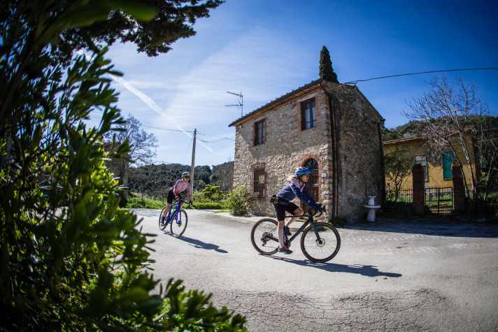 Erfolgreiche Gravel-Events gab’s in der Toskana schon immer, erstmalig werden dieses Jahr in Punta Ala auch zwei Events nur für Frauen angeboten.