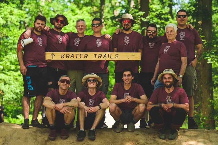 Proud and happy about their polished, officially approved clubhouse in the forest: the boys and girls from the Mainaschaff cycling department