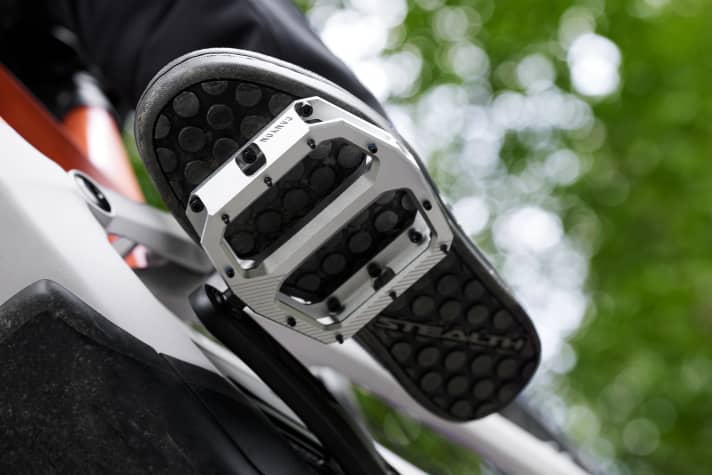 Canyon Performance MTB-Plattformpedale sind doppelt konkav geformt, damit man sozusagen “im Pedal steht”