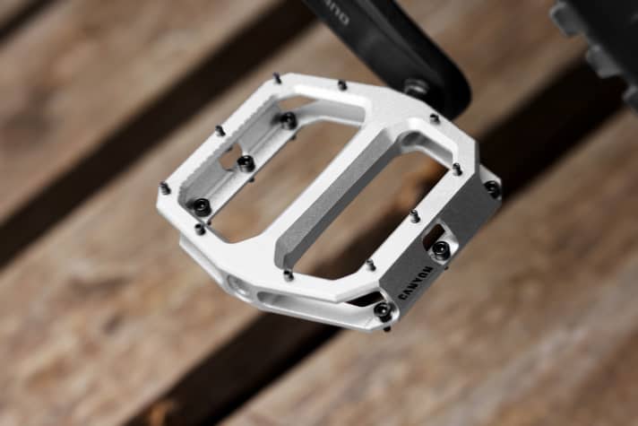 Flash White Raw is the light-coloured version of the new Canyon MTB pedals.
