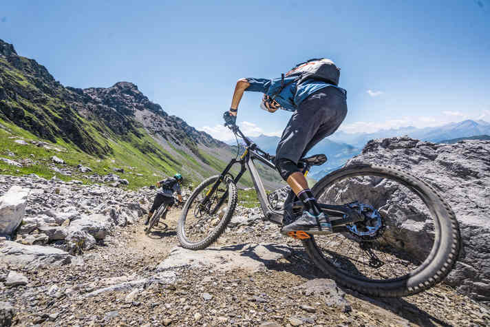 Selbst Trail- und Tourenbiker vertrauen immer öfter auf Flatpedals, weil für sie die Vorteile gegenüber Klickies inzwischen überwiegen