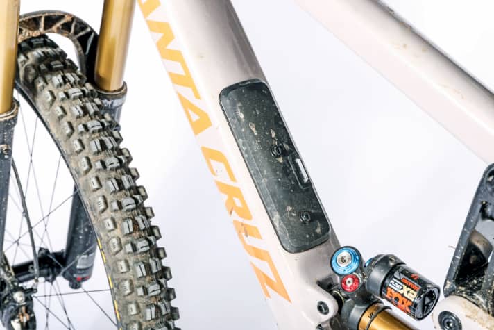 Eye-catcher: For more feedback from the ground, it helps to tune the shock with 25 per cent sag and more compression. On trend: a storage compartment in the down tube for pump, tube and tool.