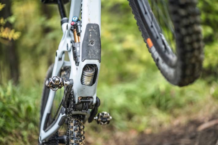 On our Transalpes test bike, the elongated extension of the motor is hidden in the down tube under a cover. 