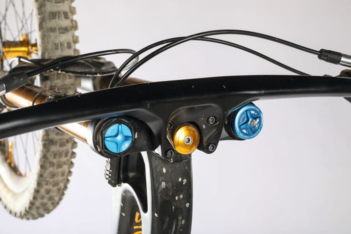 The slim top tube and the futuristic Syncros Hixon handlebars give the Psychopath cockpit a tidy look. We like!