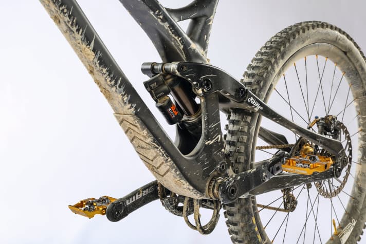 The rear of the Psychopath is equipped with an air damper. We were not convinced by the traction. The cables hanging out from under the bottom bracket look more home-made than "Swiss made".