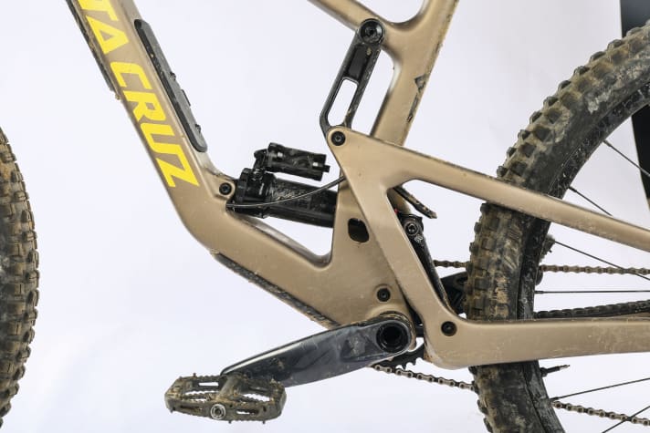 Peek-a-boo: To check the sag of the nested shock, the Santa Cruz designers gave the 5010 a peephole. Practical: the storage compartment in the down tube, which is more spacious than that of the Scor 4060.