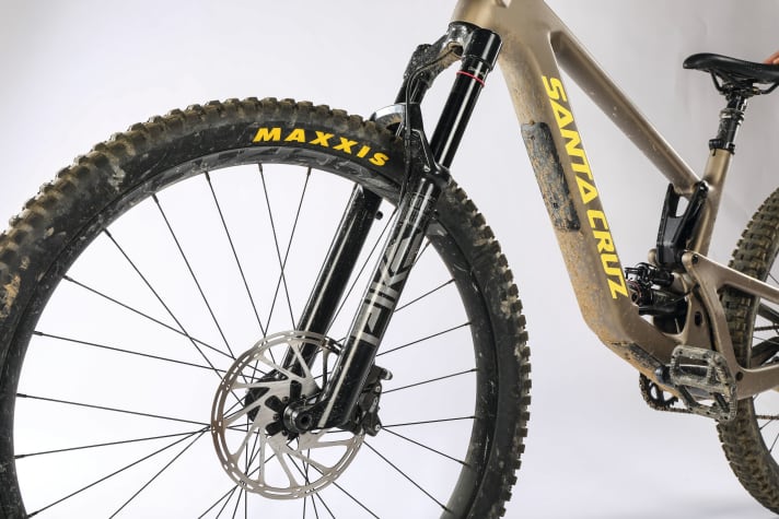 The US brand is not known for the best price-performance ratio. The Santa loses out in terms of equipment. However, the cheaper Pike fork harmonises perfectly with the rear end. In addition to the rebound damping, the low and high compression damping can also be adjusted.