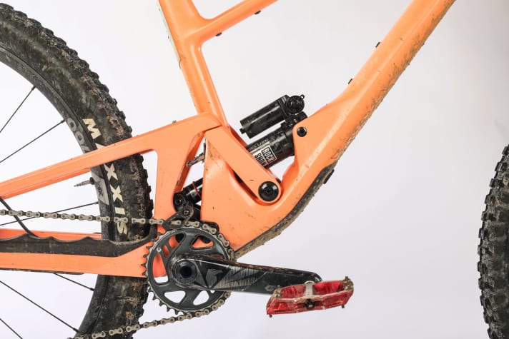 At the beginning of the test, we noticed play in the rear triangle. The reason: a screw on the shock mount was too long. The problem could be solved by shortening the screw.